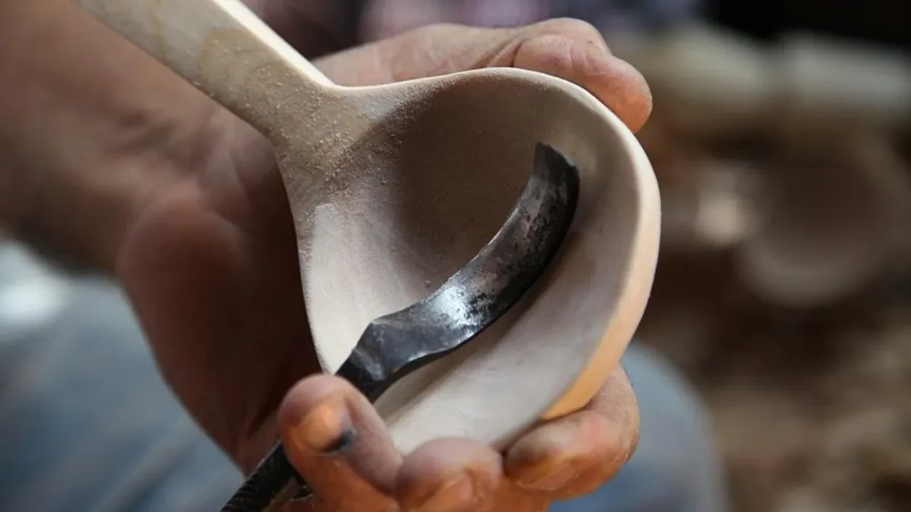 Tahta kaşıkların içindeki o gizli tehlikeyi görünce inanamayacaksınız! 