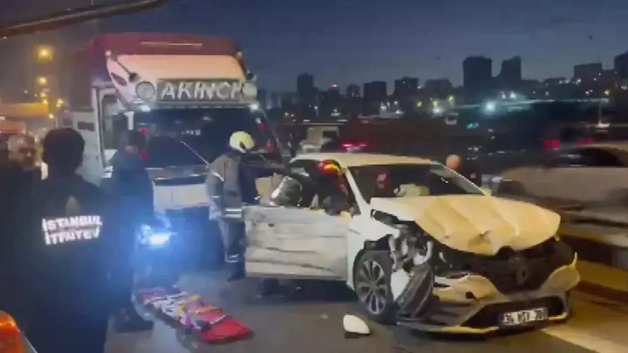 TEM Otoyolu'nda feci kaza! 5 araç birbirine girdi: Trafik kilitlendi 