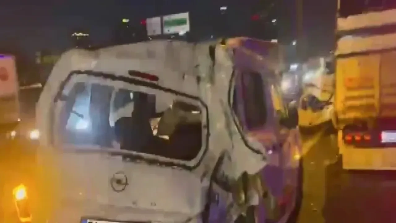 TEM Otoyolu'nda feci kaza! 5 araç birbirine girdi: Trafik kilitlendi 
