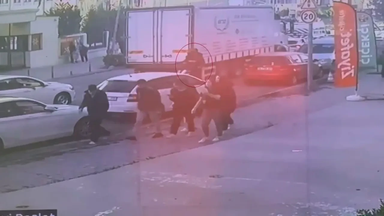 Ters yönden gelen scooter, kadına ve çocuğa çarptı: O anlar kamerada!