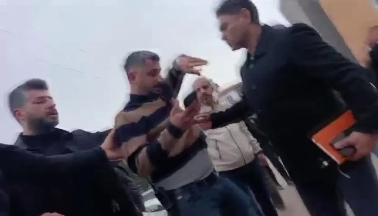 Adıyaman'da polislerden canına kıyan arkadaşlarının haberini yapan gazetecilere tekmeli yumruklu saldırı