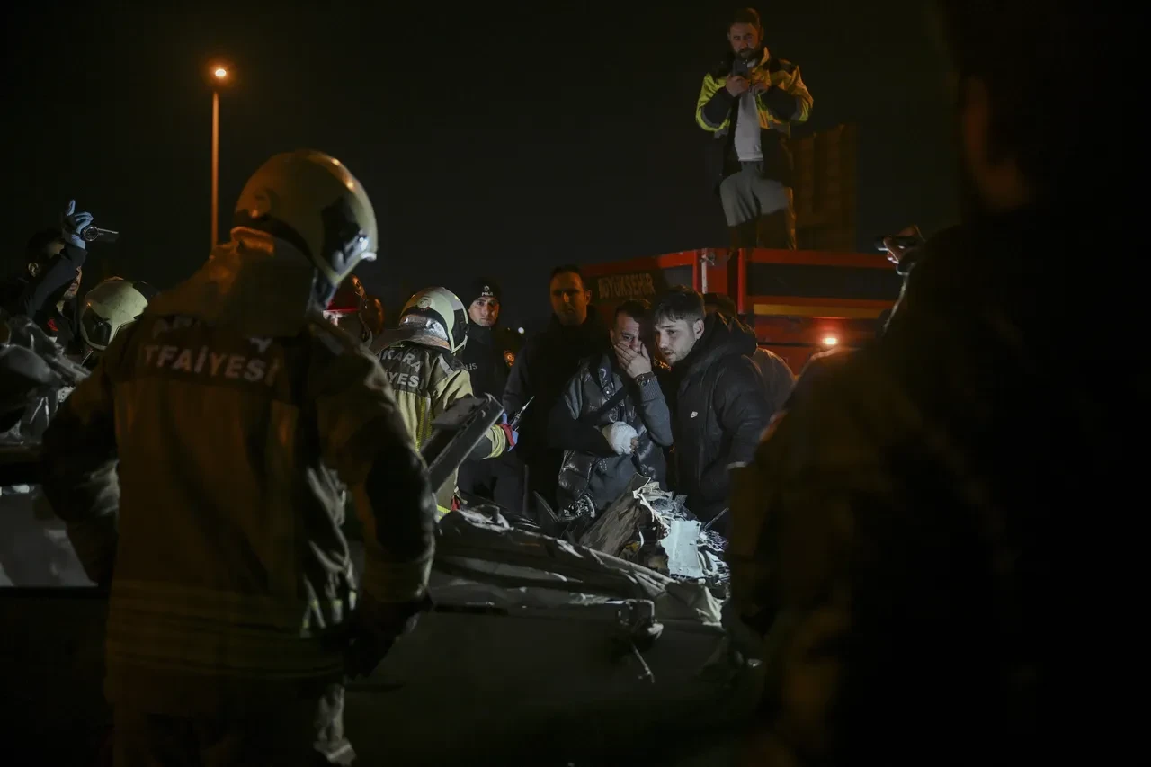 Ankara'da feci kaza! Otomobil tırın dorsesine preslendi: Görüntüler kahretti