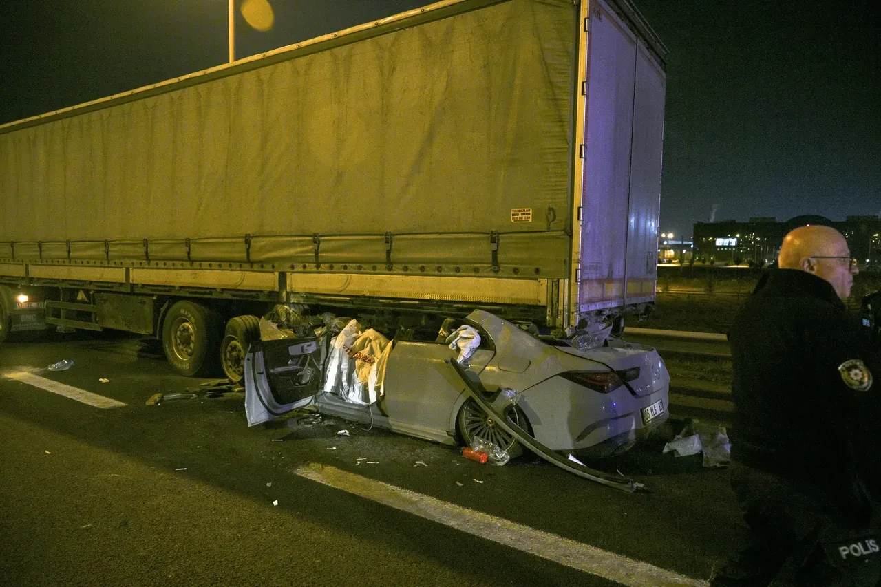 Ankara'da feci kaza! Otomobil tırın dorsesine preslendi: Görüntüler kahretti