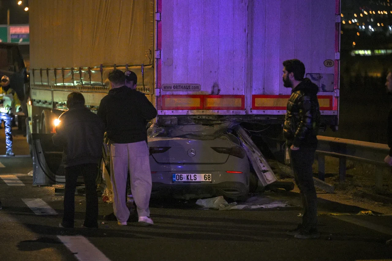 Ankara'da feci kaza! Otomobil tırın dorsesine preslendi: Görüntüler kahretti