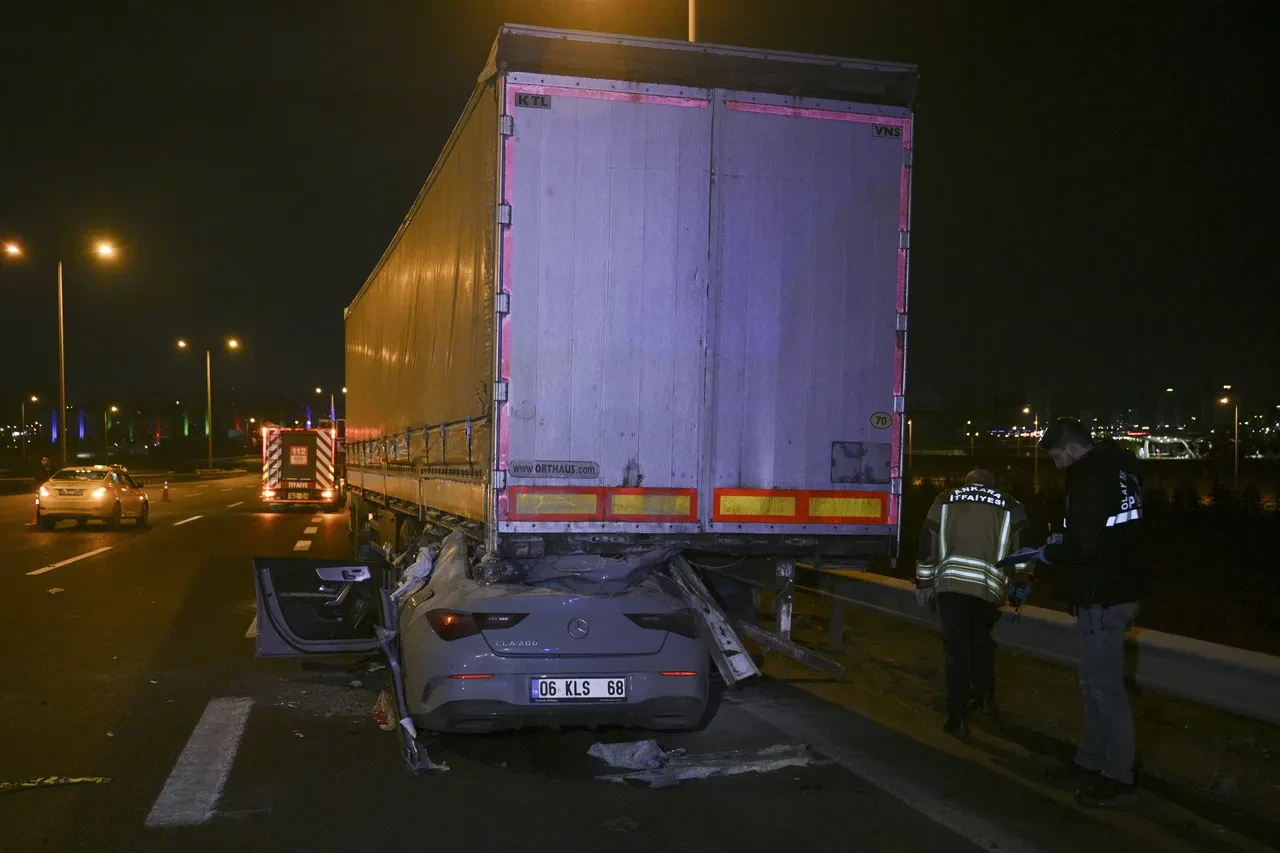 Ankara'da feci kaza! Otomobil tırın dorsesine preslendi: Görüntüler kahretti