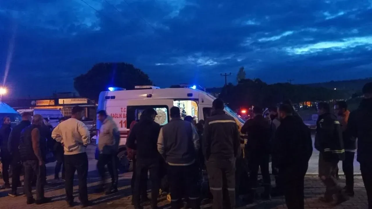 Ayvalık'ta motosikletle otomobil  çarpıştı: 2 kişi ağır yaralı