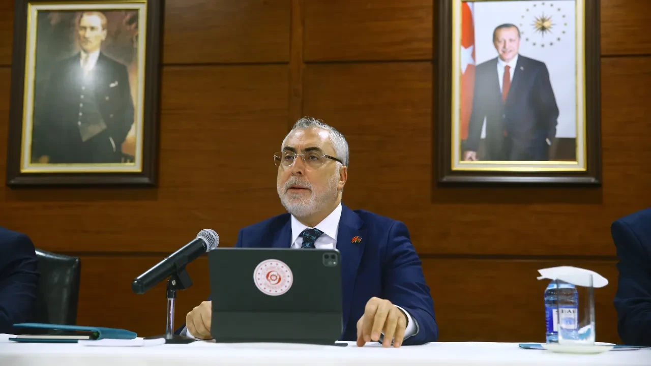 Bakan Işıkhan: Türkiye'nin Azerbaycan'a yatırımı 17 milyar doları aştı