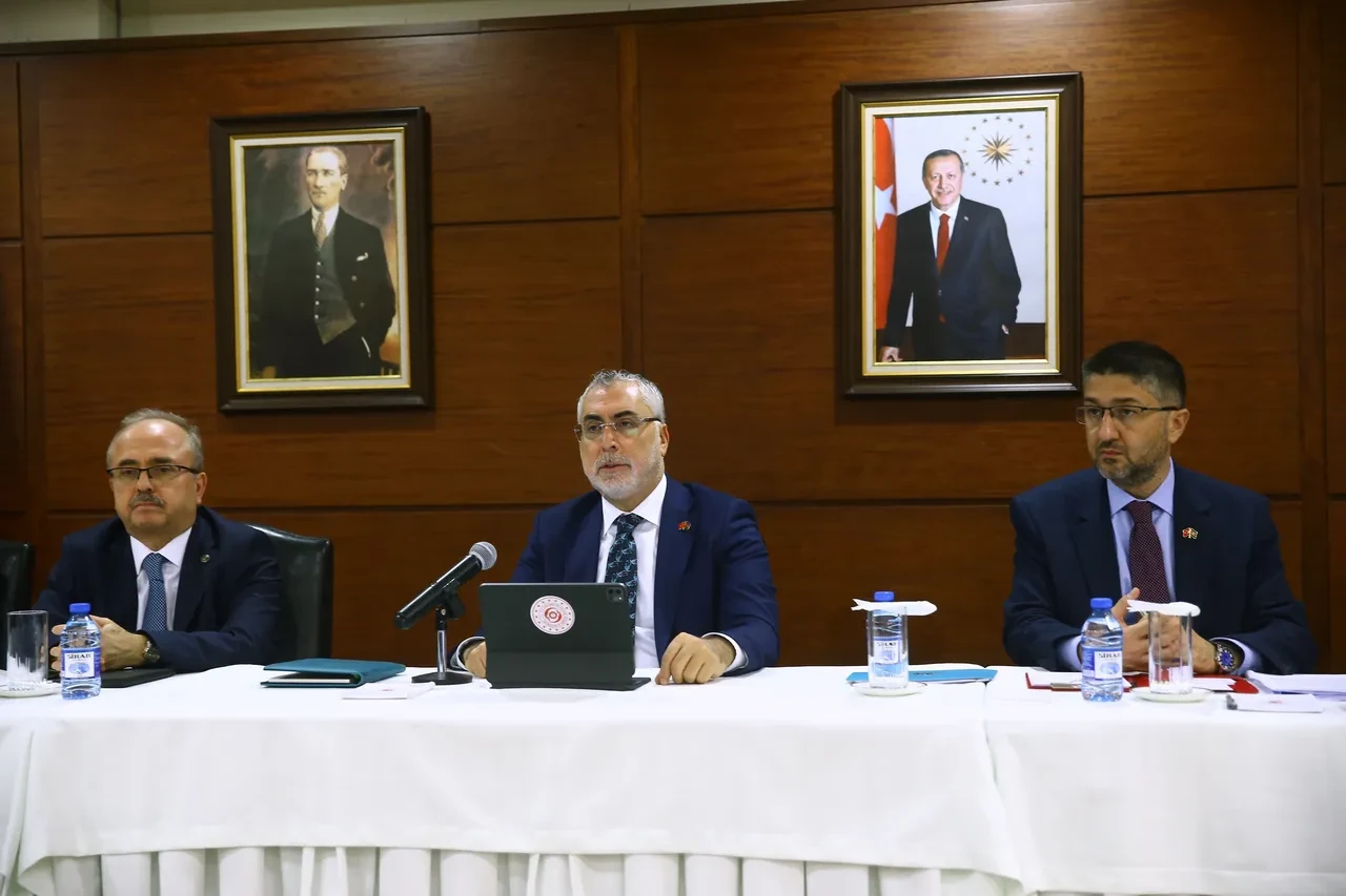 Bakan Işıkhan: Türkiye'nin Azerbaycan'a yatırımı 17 milyar doları aştı