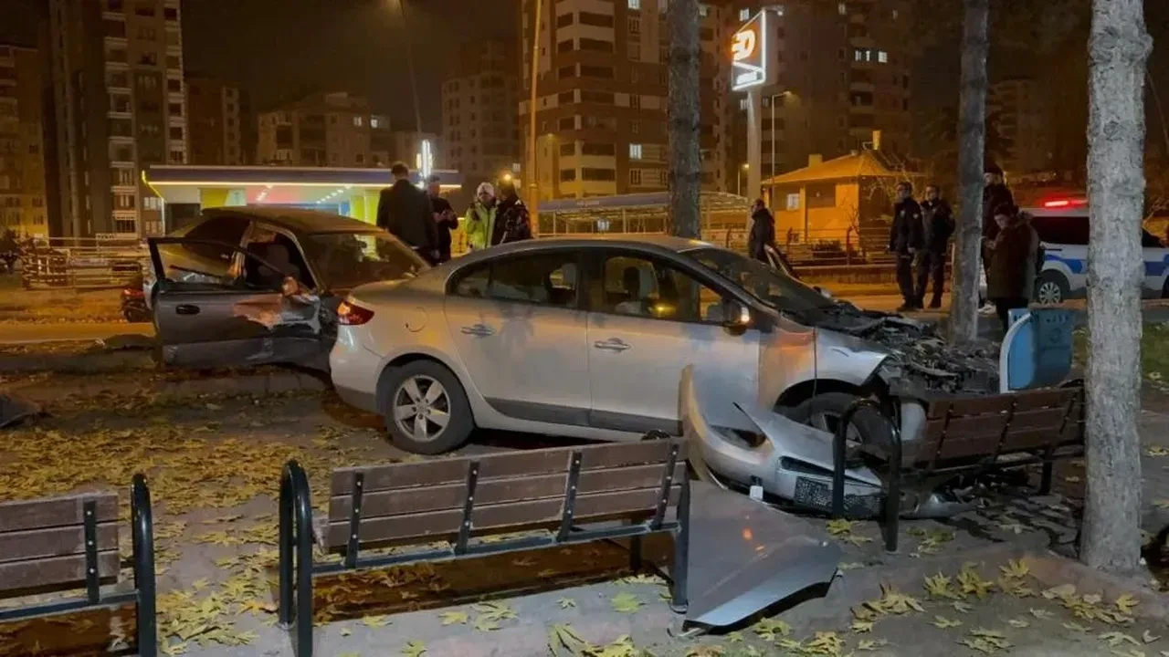 Çarpışan iki otomobil savruldu, cami bahçesine daldı