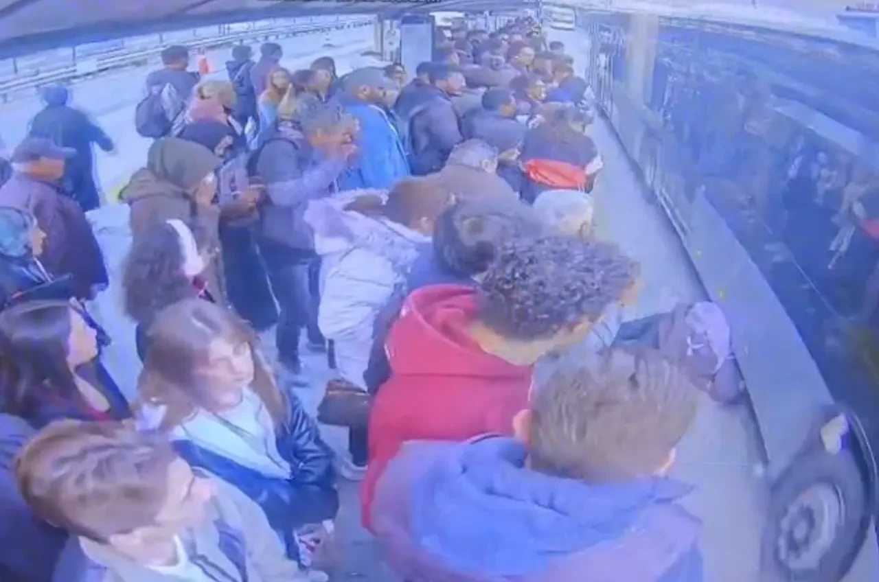 Cevizlibağ'da durakta bayılan kız metrobüsün altında kaldı! Bir detay kaza kadar acı