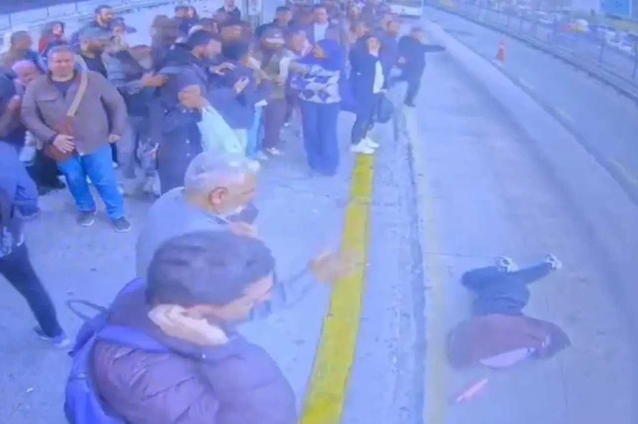Cevizlibağ'da durakta bayılan kız metrobüsün altında kaldı! Bir detay kaza kadar acı