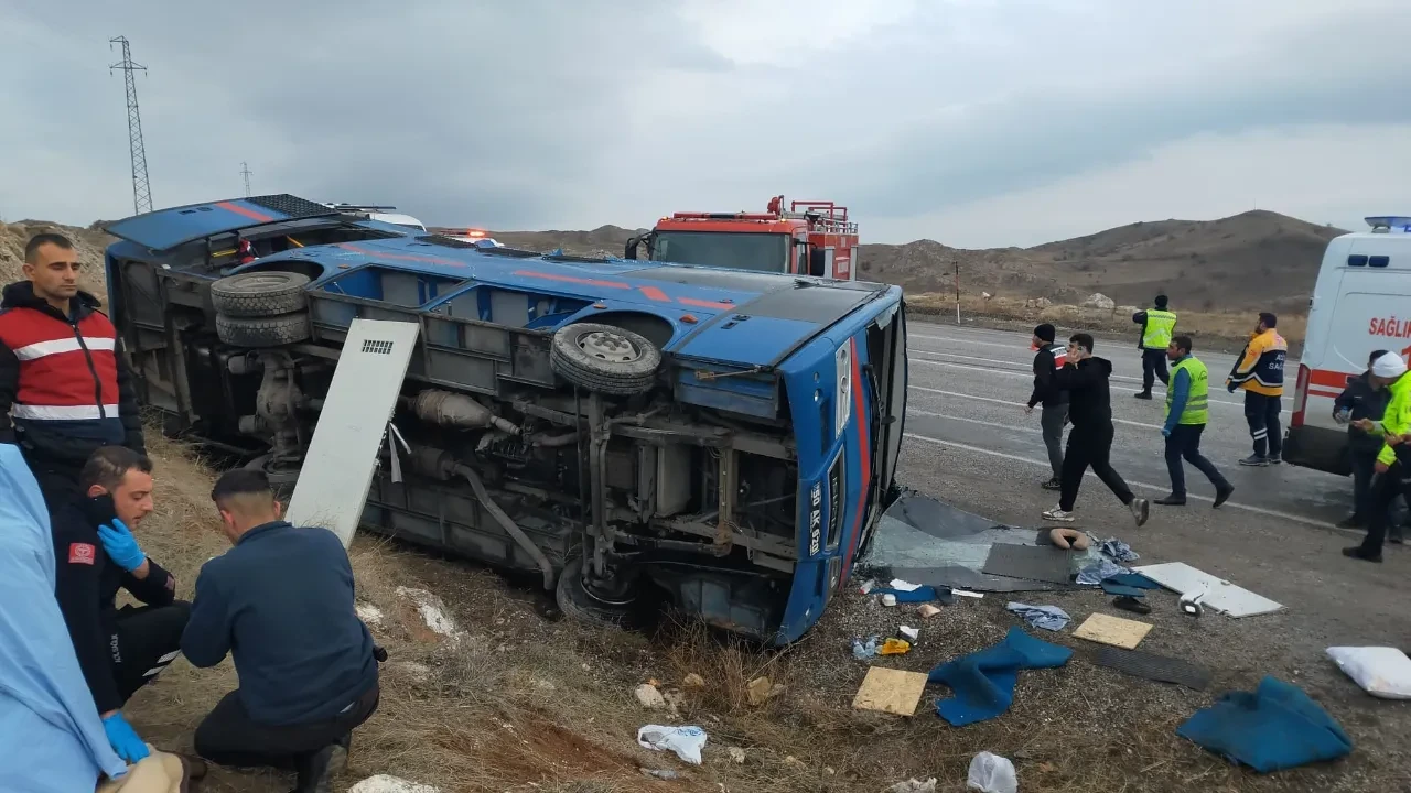 Cezaevi nakil aracı devrildi! Yaralananlar arasında mahkumlar da var