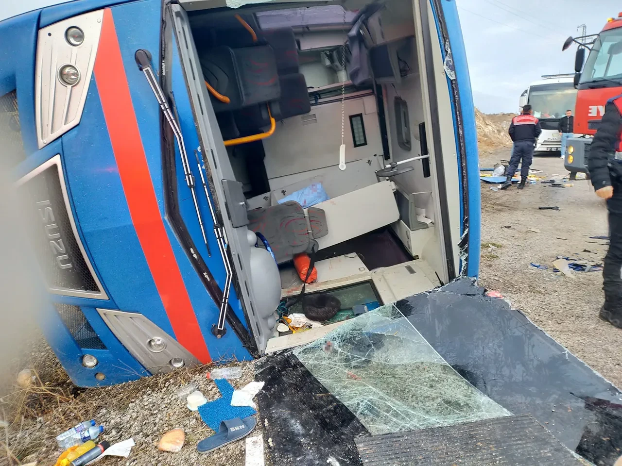 Cezaevi nakil aracı devrildi! Yaralananlar arasında mahkumlar da var