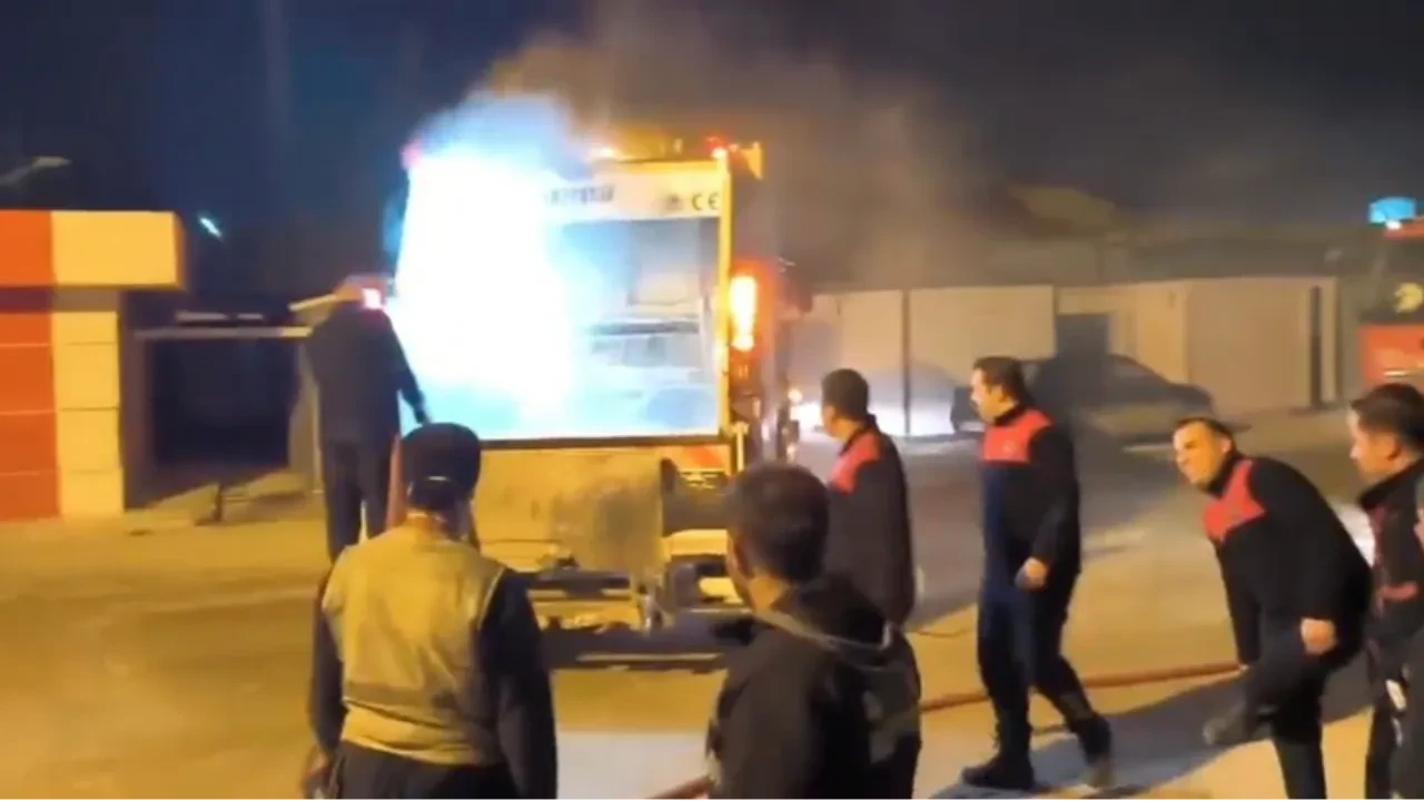 Çöplerle birlikte yana yana itfaiyeye sürdü