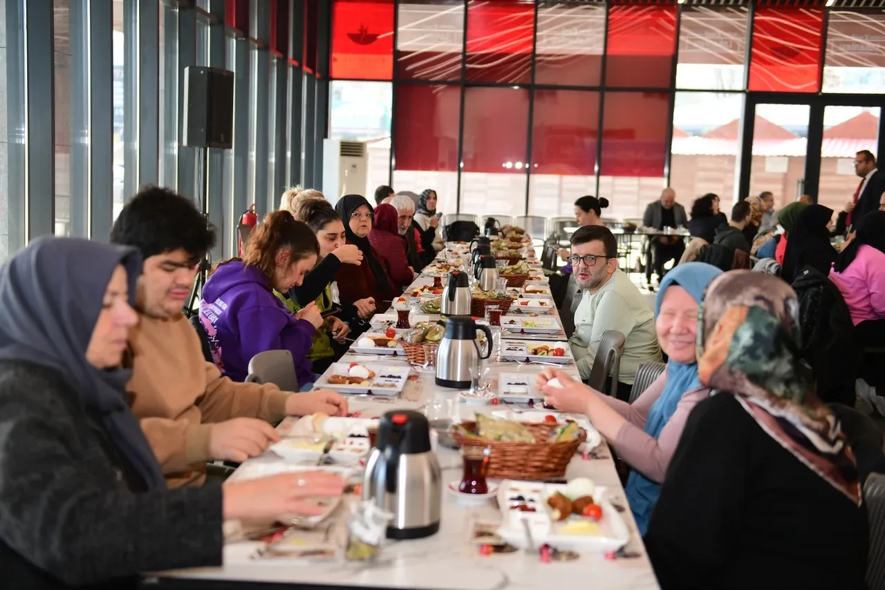 Engelli bireyler ve aileleri kahvaltıda buluştu! Osmangazi Belediyesi’nden anlamlı etkinlik