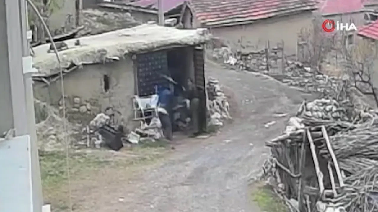 Eşini sokak ortasında dakikalarca dövdü! Kadın ağlaya ağlaya yardım istedi: Korkunç anlar kamerada