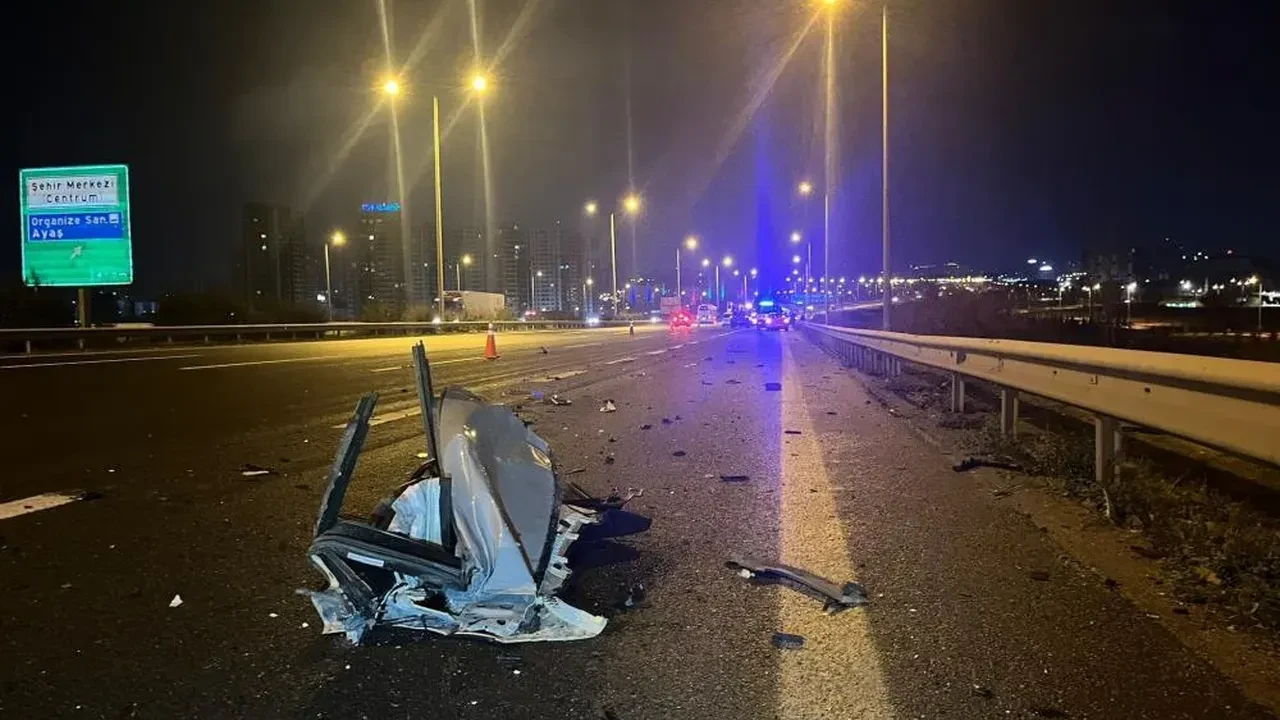 Görüntü dehşete düşürdü! Otomobil tırın altına girdi: 2 kişi can verdi