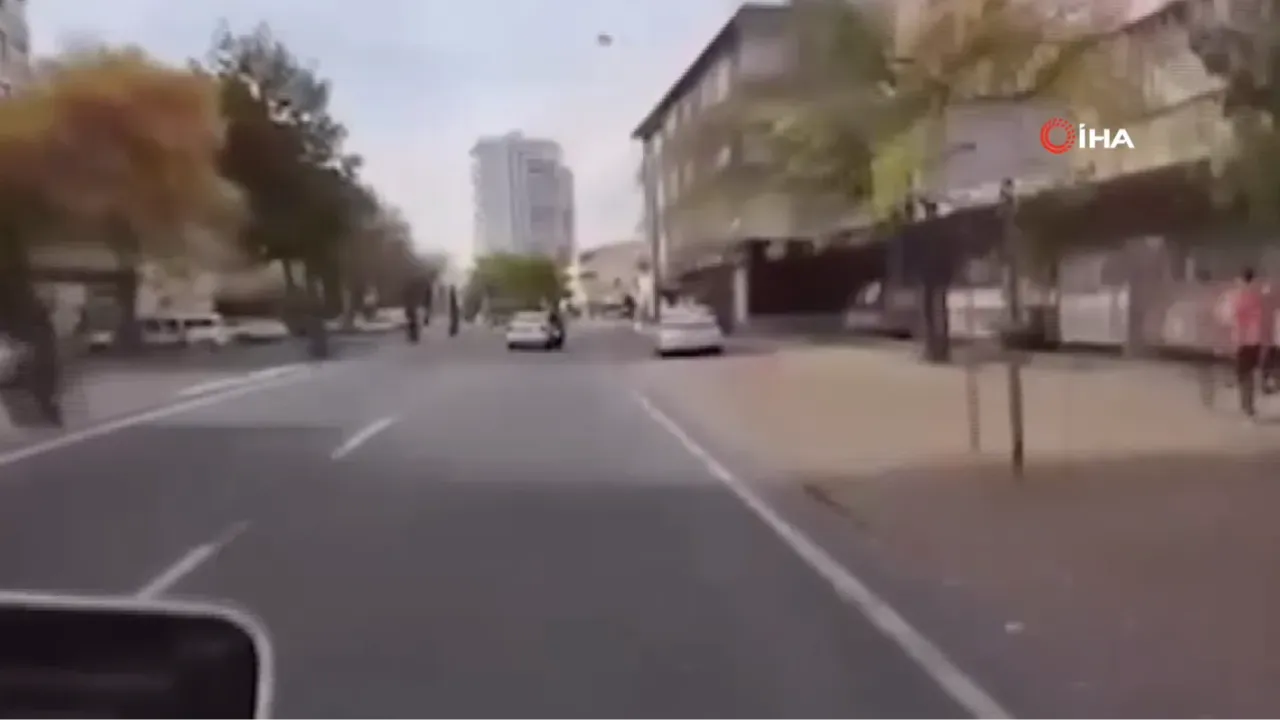 Hatalı şerit değiştirdi, motosiklet sürücüsünü böyle düşürdü!