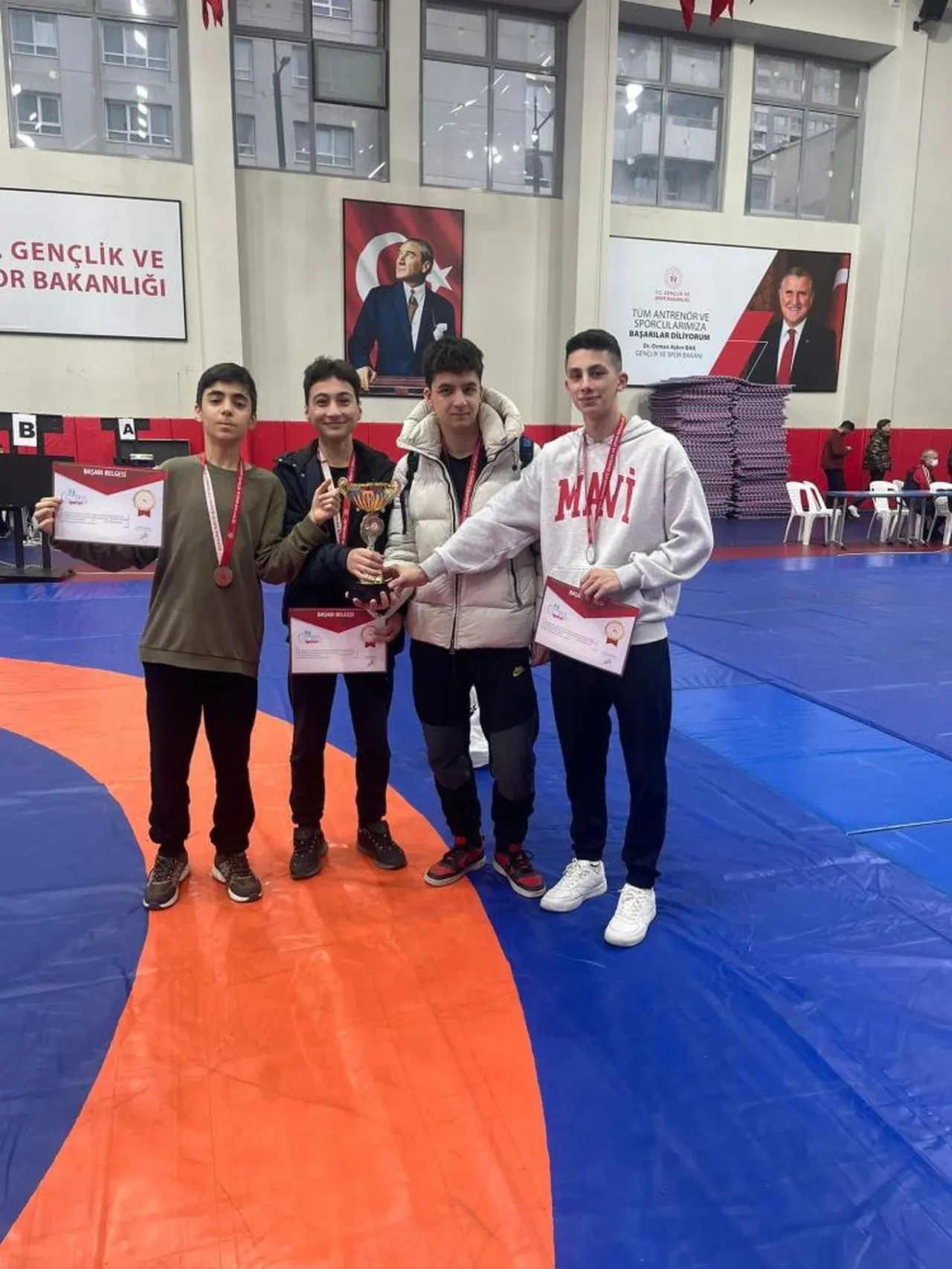 İhlas Koleji Güreş Takımı, İstanbul Şampiyonası'nda çifte başarıya imza attı