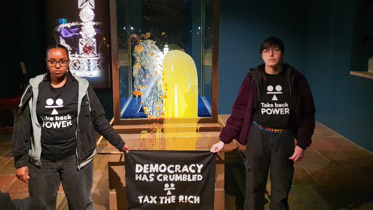 İngiltere'de kraliyet tacına muhallebili saldırı