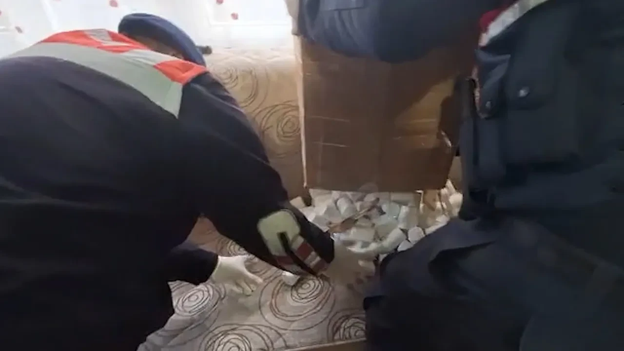 Jandarmanın adım adım takip ettiği uyuşturucu tacirinin evine operasyon: Binlerce hap ele geçirildi