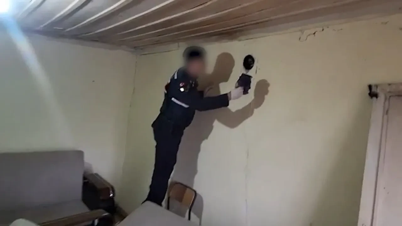 Jandarmanın adım adım takip ettiği uyuşturucu tacirinin evine operasyon: Binlerce hap ele geçirildi
