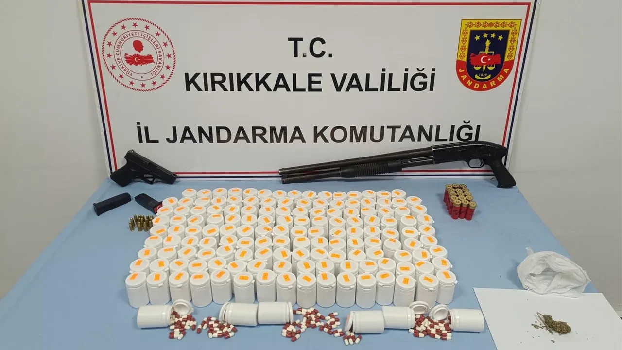 Jandarmanın adım adım takip ettiği uyuşturucu tacirinin evine operasyon: Binlerce hap ele geçirildi