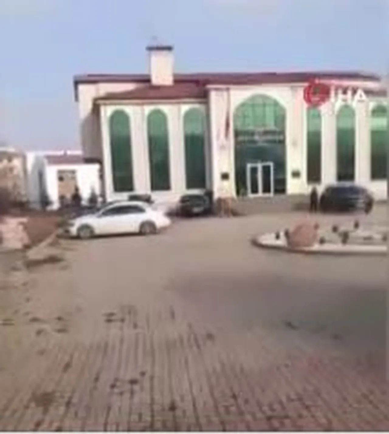 Kahramanmaraş Afşin'de işten çıkarıldığını öne süren adam belediye önünde kendisini ateşe verdi