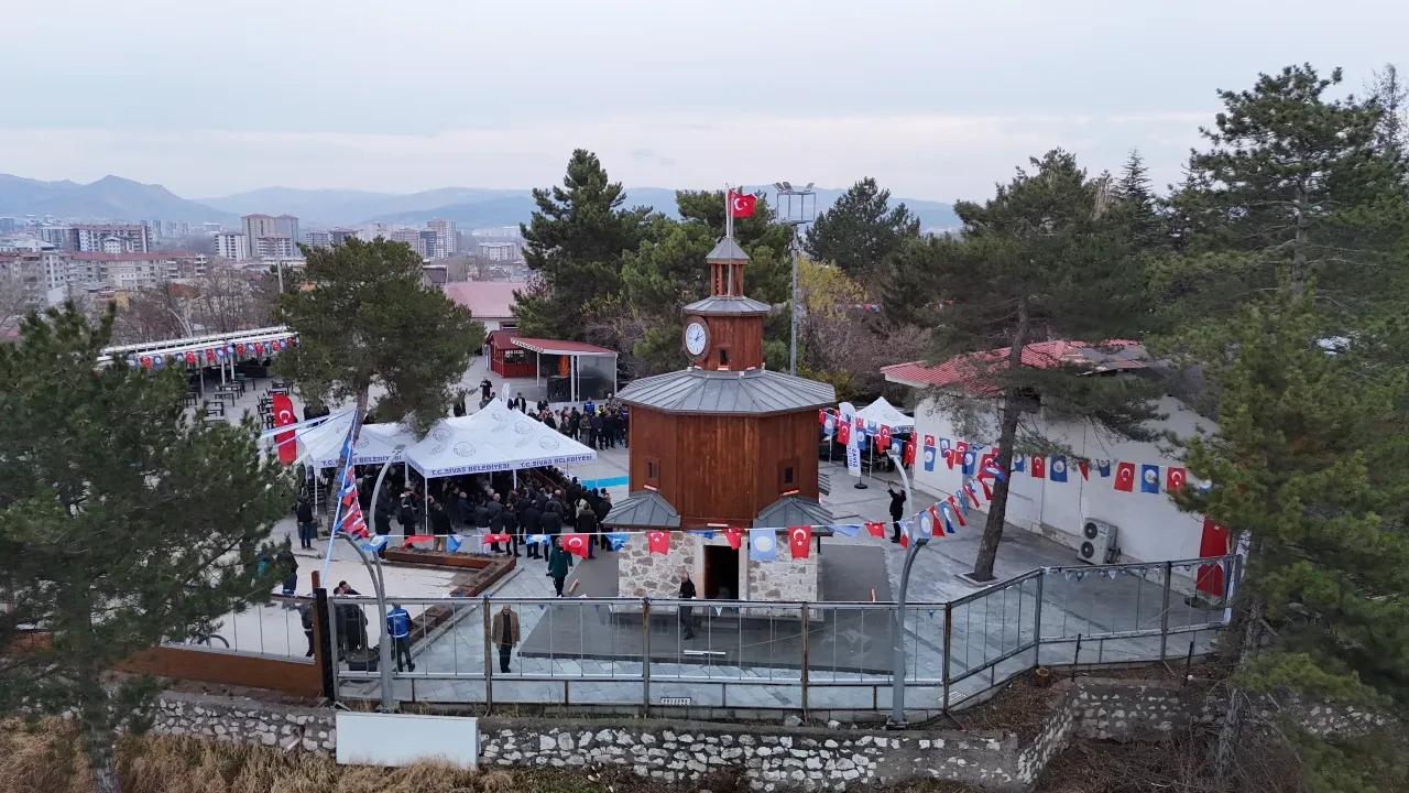 Kaybolan tarihi saat kulesi yeniden inşa edildi