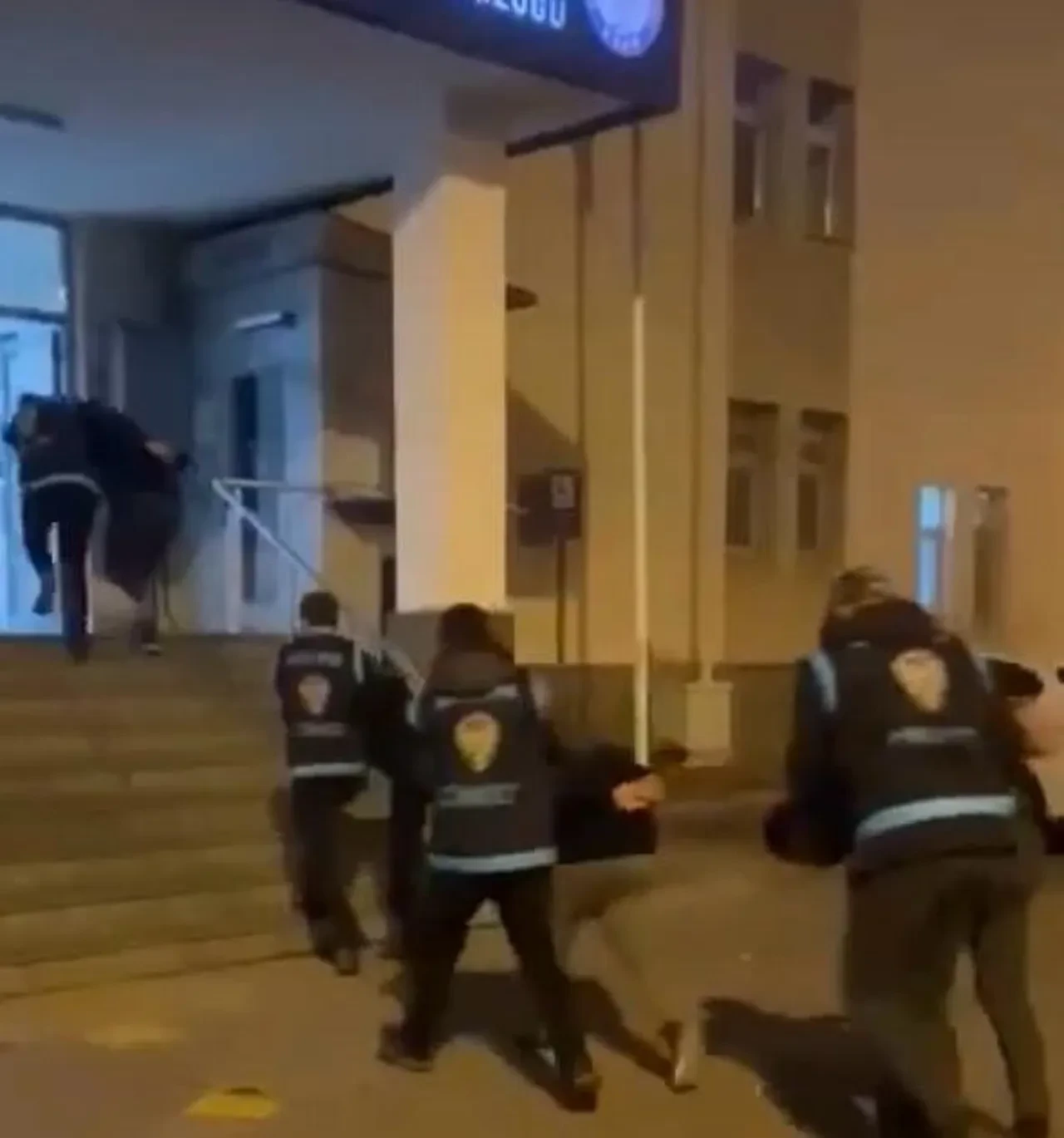 Polisleri görünce kaçmaya çalıştı, polise çarptı