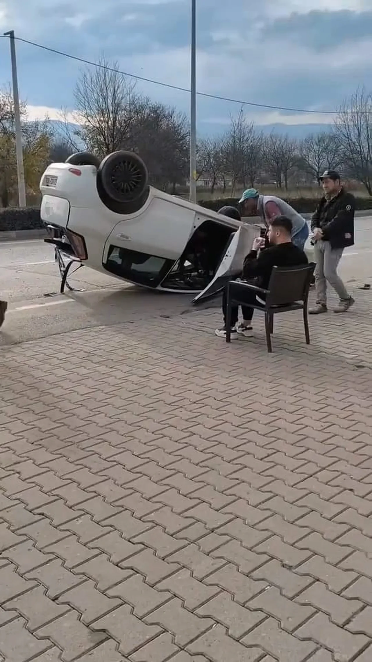 Refüje çarptı, taklalar attı! Ters dönen araçtan burnu kanamadan çıktı