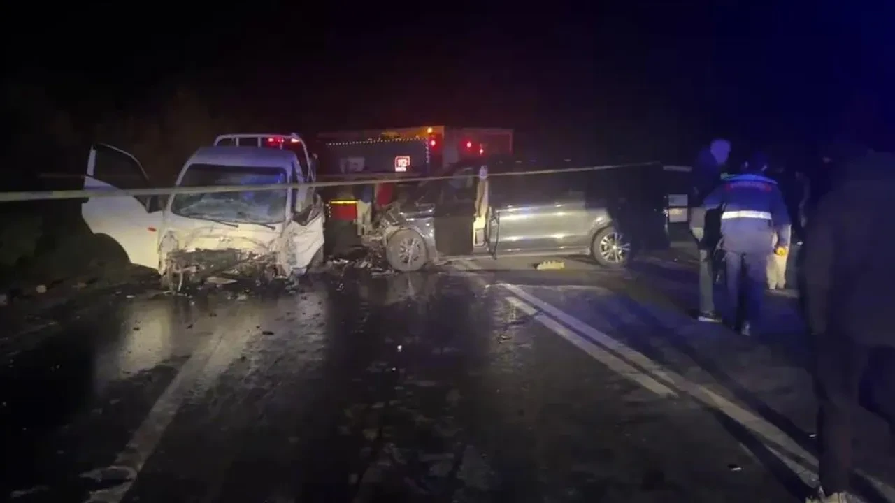 Sakarya'da 2 araç birbirine girdi: Can kaybı ve yaralılar var