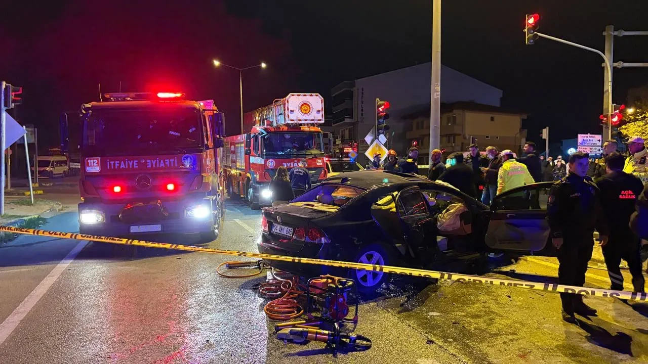 Sakarya'da kavşak kazası: Yaralılar sıkıştı, bir kişi can verdi