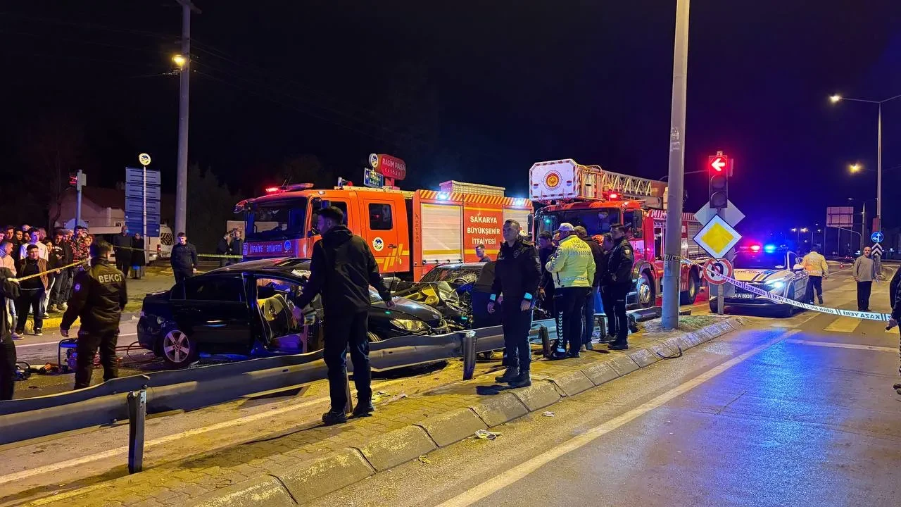 Sakarya'da kavşak kazası: Yaralılar sıkıştı, bir kişi can verdi