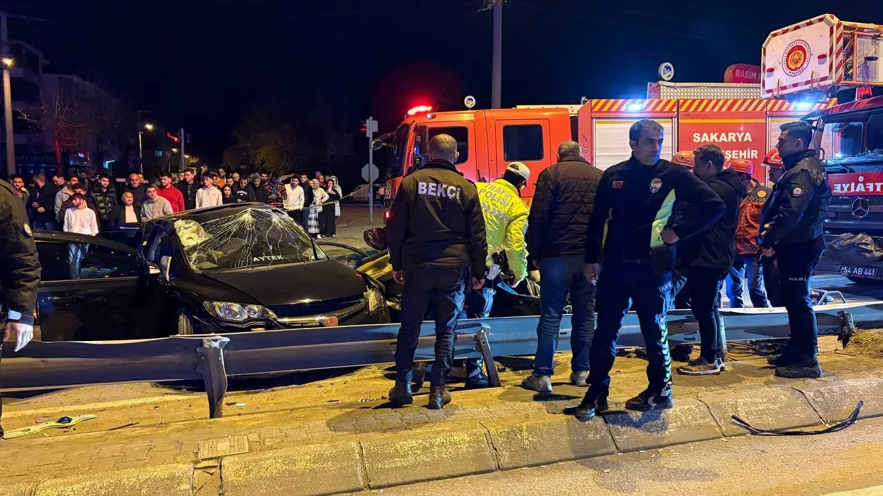 Sakarya'da kavşak kazası: Yaralılar sıkıştı, bir kişi can verdi