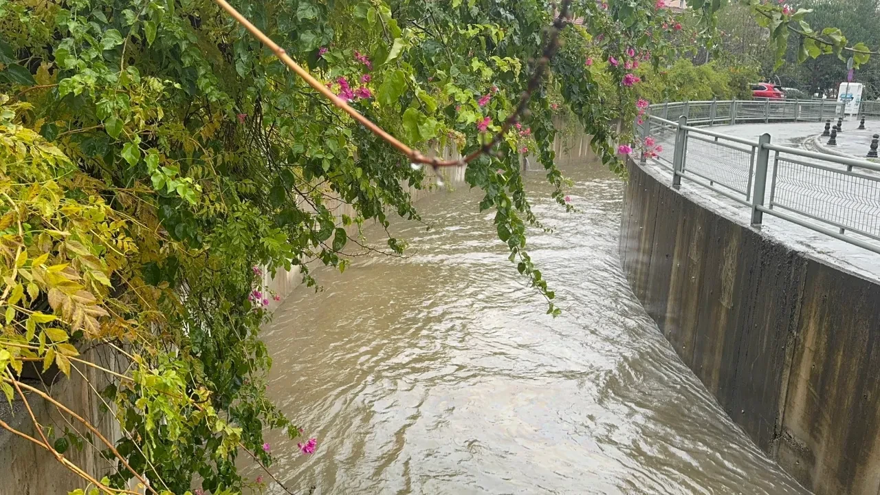 Son 24 saatte 60 kilogram yağış düştü! Deniz renk değiştirdi