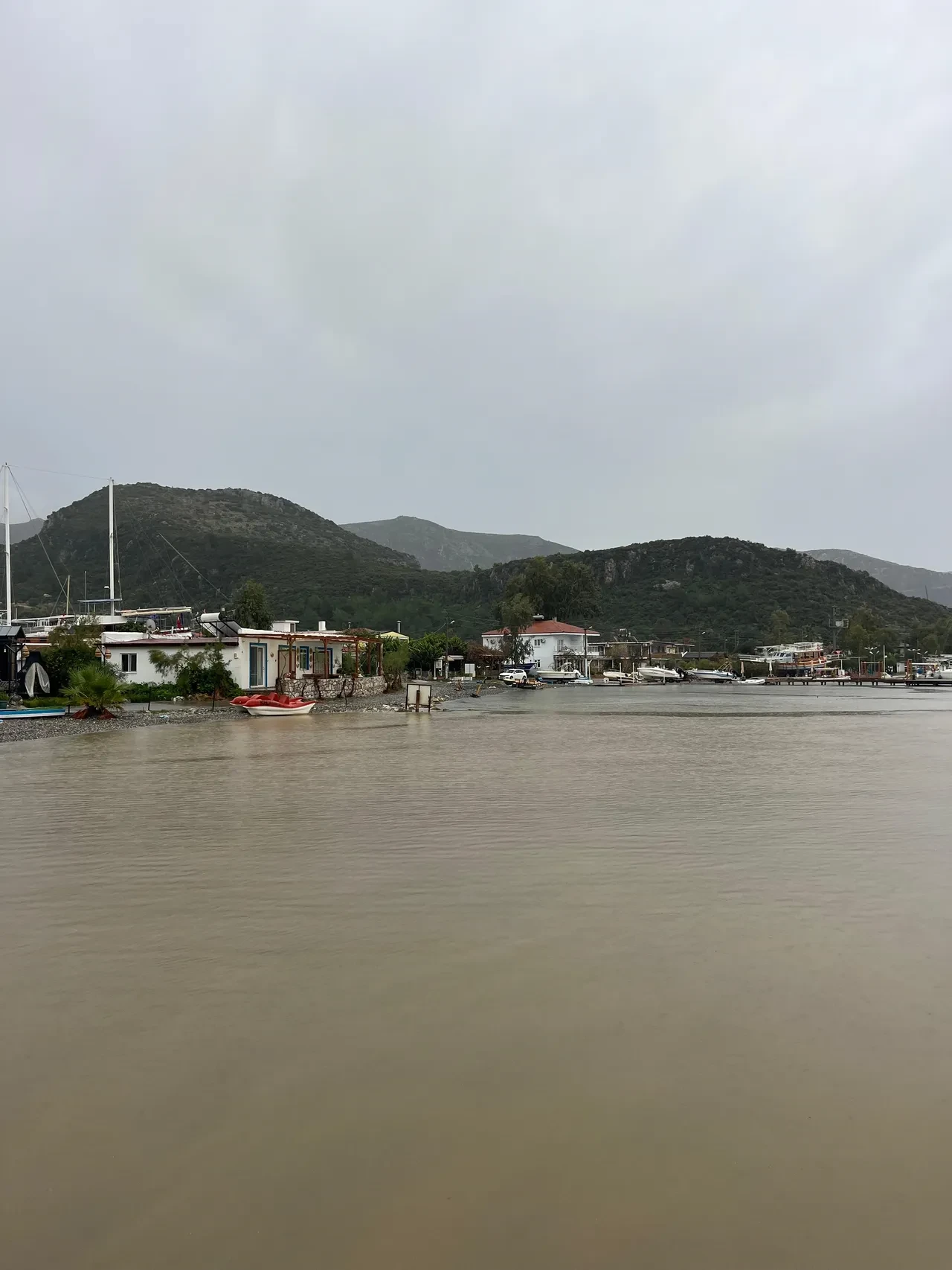 Son 24 saatte 60 kilogram yağış düştü! Deniz renk değiştirdi