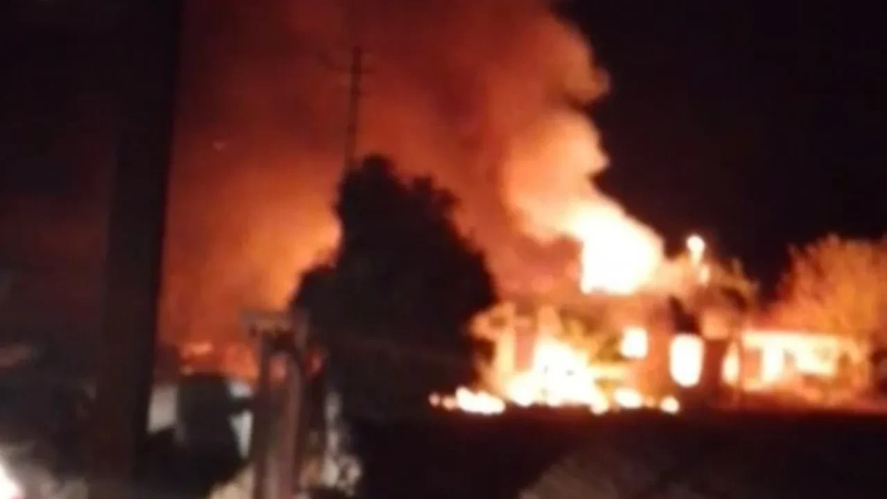 Tüplerin saklandığı ev yandı! İşte patlama anları