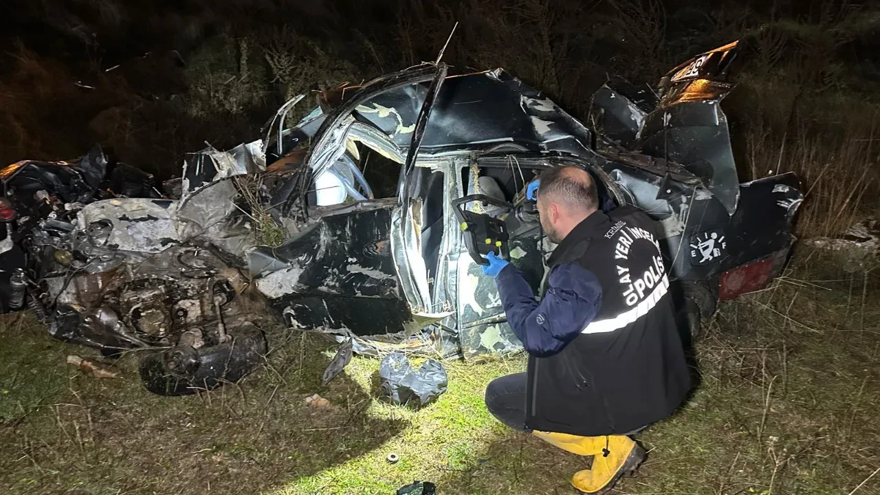 Uşak'ta korkunç kaza! Otomobil un ufak oldu: 2 arkadaş can verdi, 1 yaralı 