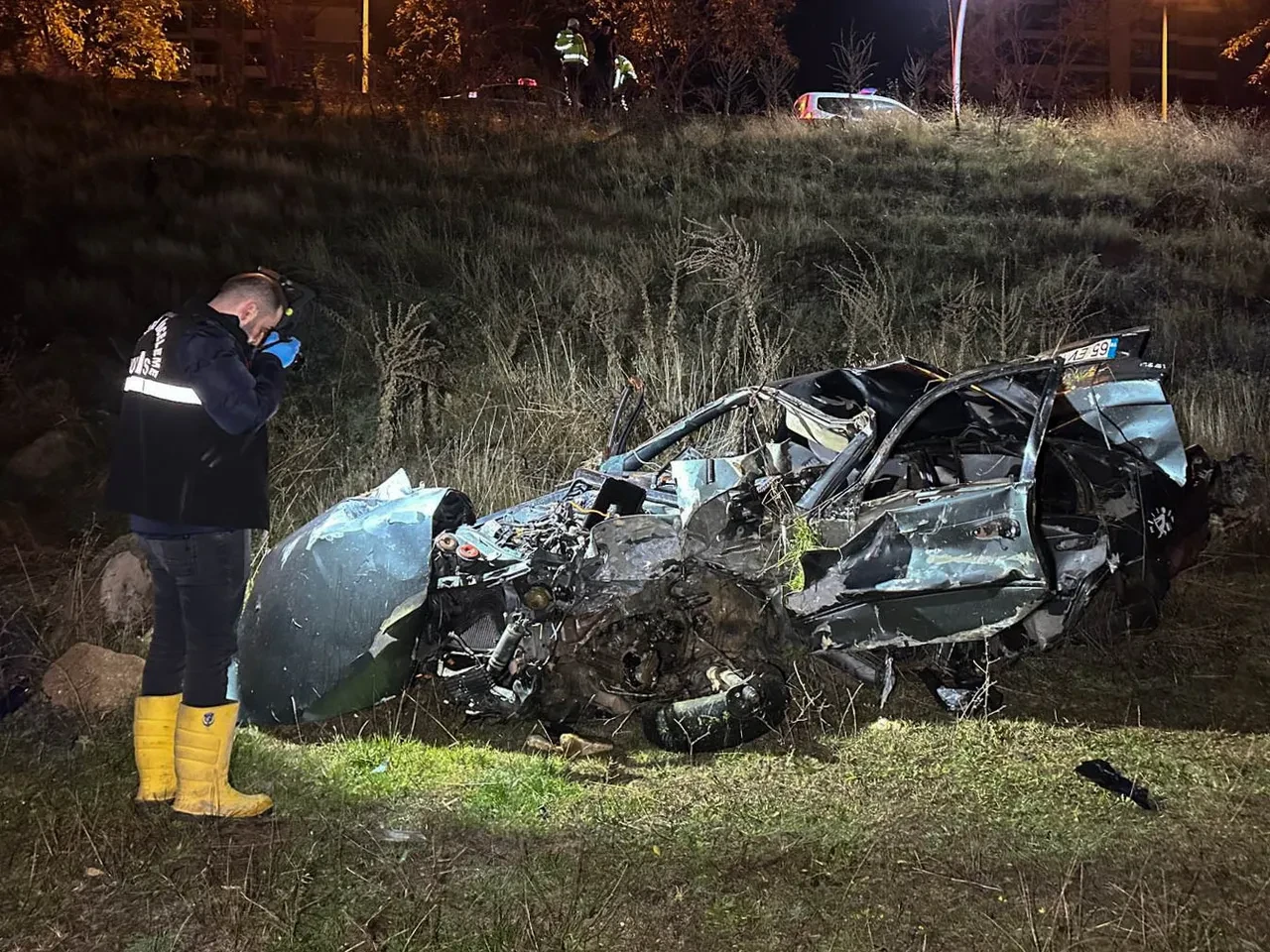 Uşak'ta korkunç kaza! Otomobil un ufak oldu: 2 arkadaş can verdi, 1 yaralı