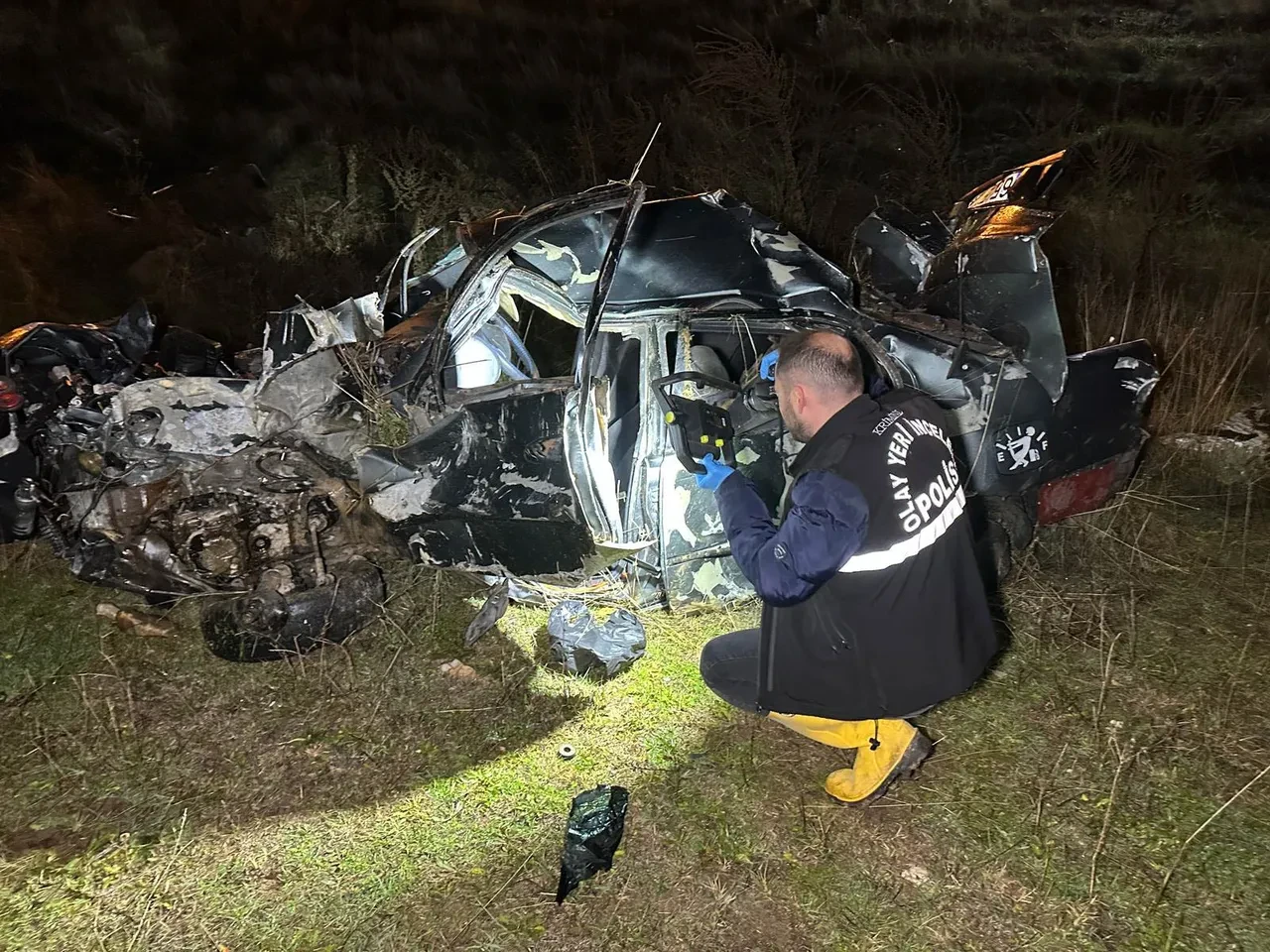 Uşak'ta korkunç kaza! Otomobil un ufak oldu: 2 arkadaş can verdi, 1 yaralı