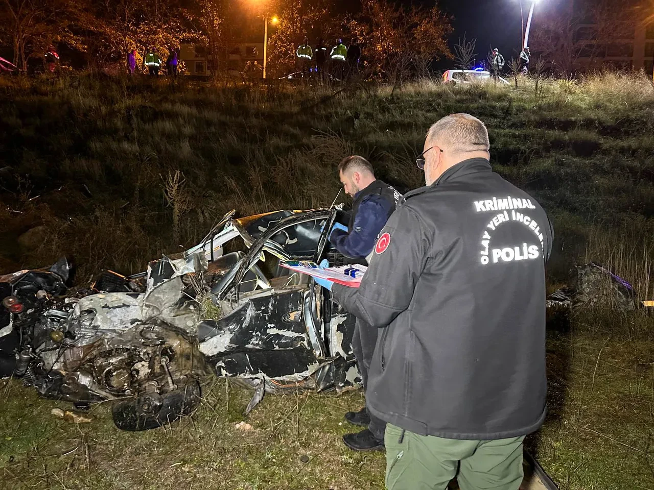 Uşak'ta korkunç kaza! Otomobil un ufak oldu: 2 arkadaş can verdi, 1 yaralı