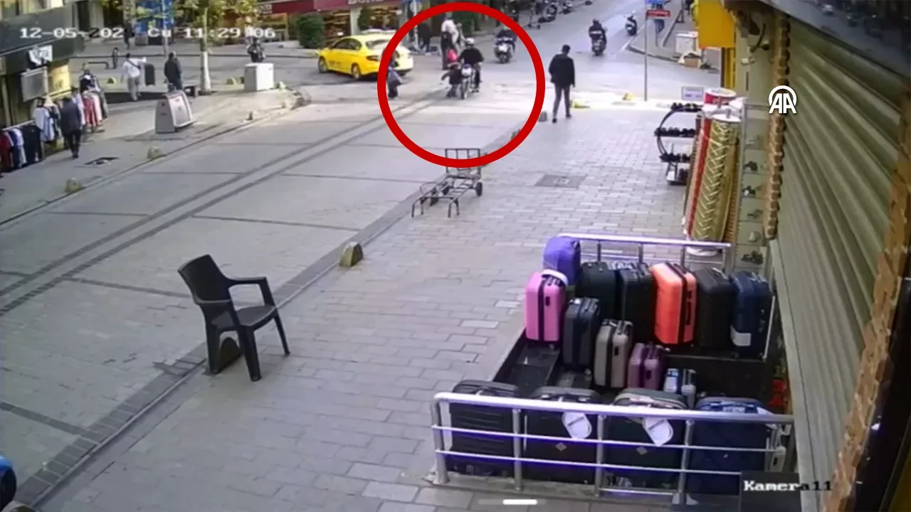 Yola çıkan çocuğu motosiklet çarptı! Kaza anı kamerada 