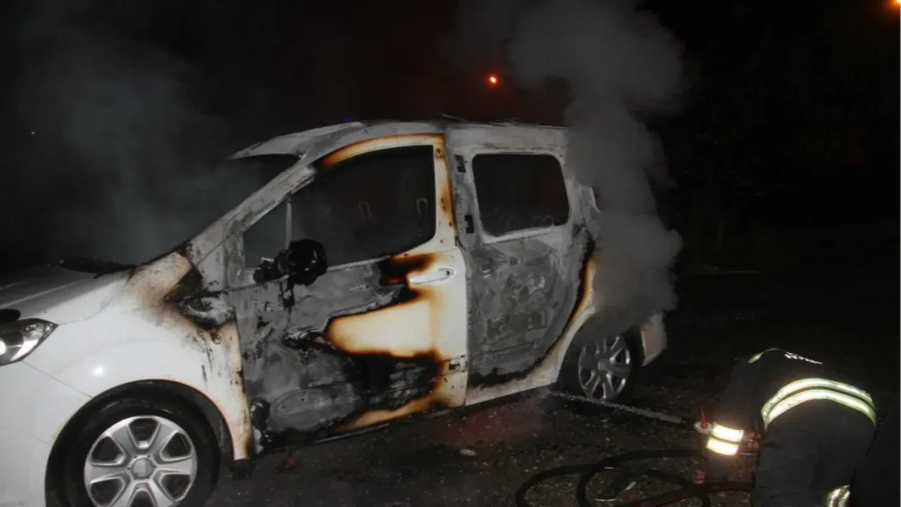 Ailesine kızdı, sinirini aracından çıkardı! Sokak ortasında ateşe verdi