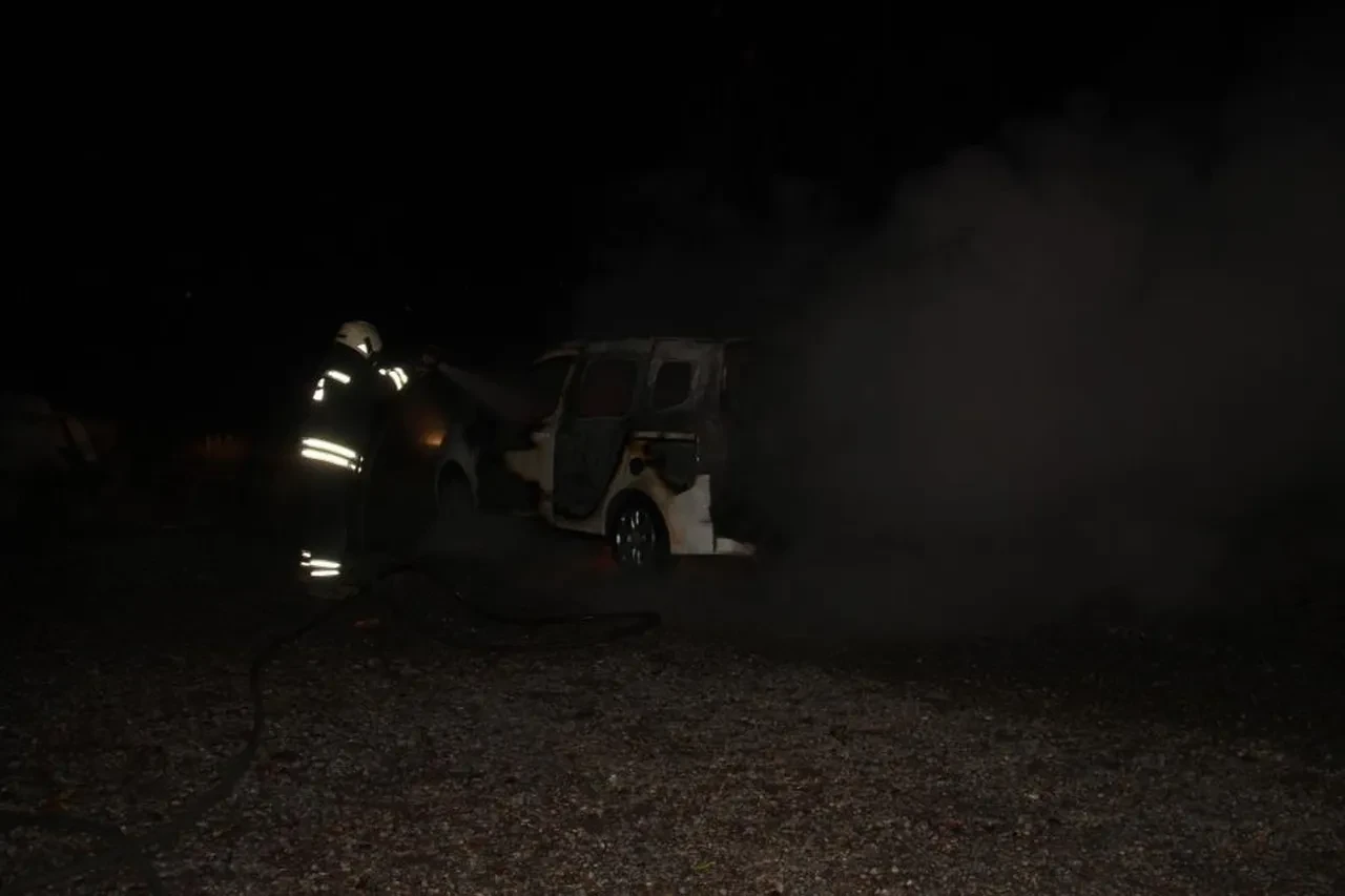 Ailesine kızdı, sinirini aracından çıkardı! Sokak ortasında ateşe verdi