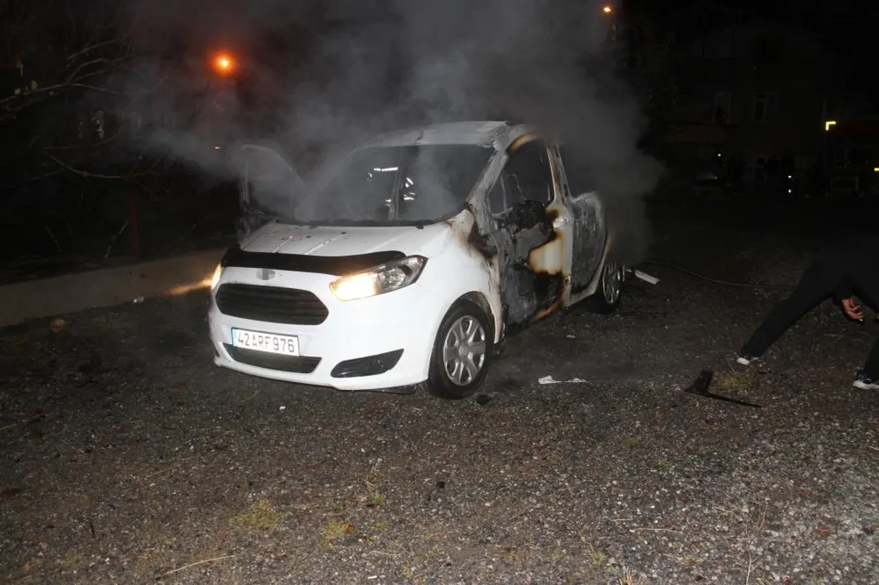 Ailesine kızdı, sinirini aracından çıkardı! Sokak ortasında ateşe verdi