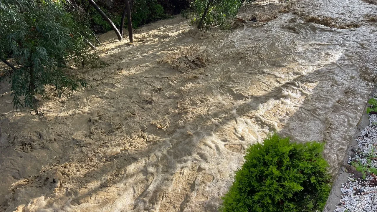 Alanya'da taşan dere 5 yıldızlı otelin sahildeki kafesini yıktı