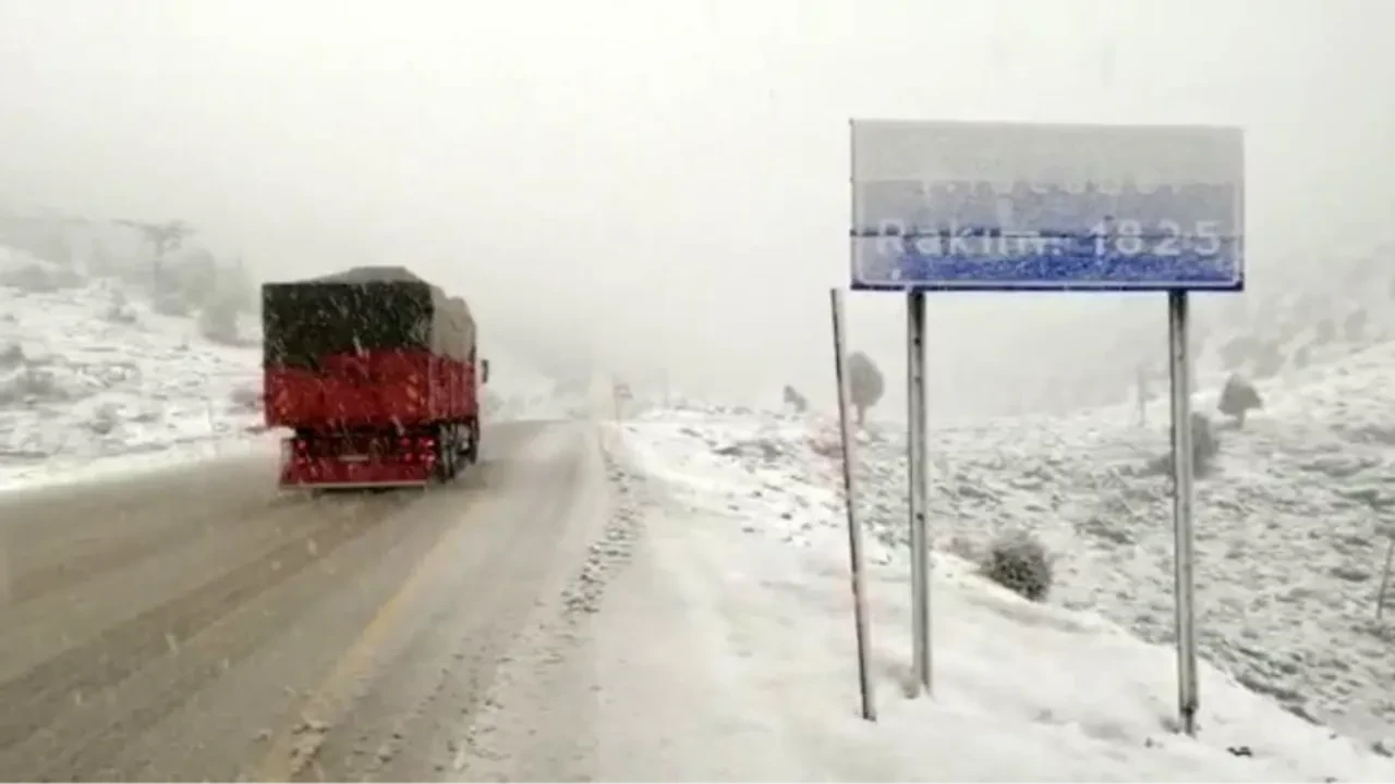 Antalya'ya kar yağdı! Her yer beyaza büründü