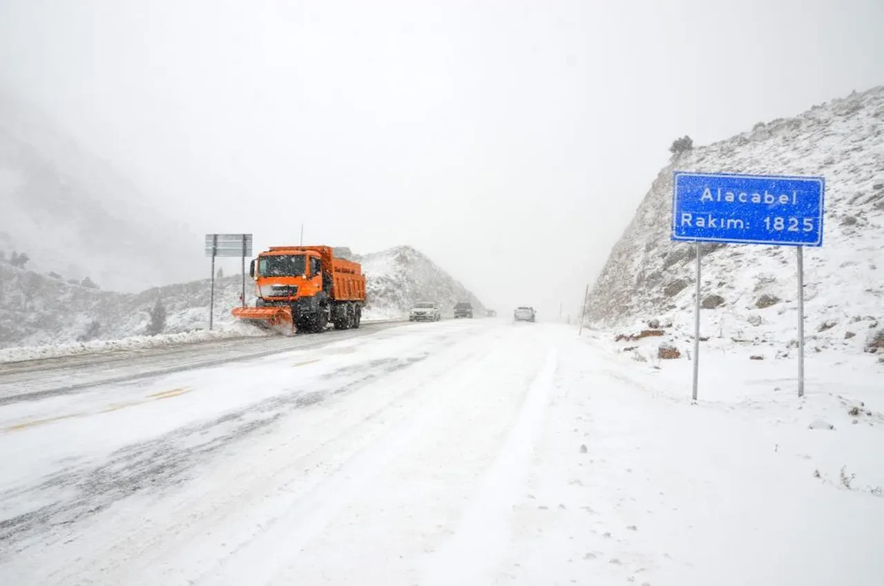 Antalya'ya kar yağdı! Bir anda başladı, her yer beyaza büründü