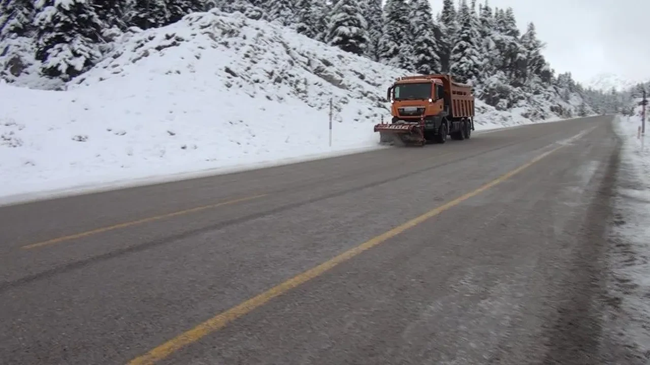 Antalya'ya kar yağdı! Bir anda başladı, her yer beyaza büründü